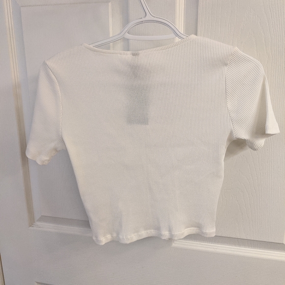 3 for $15 H&M White Crop Top - Picture 3 of 3